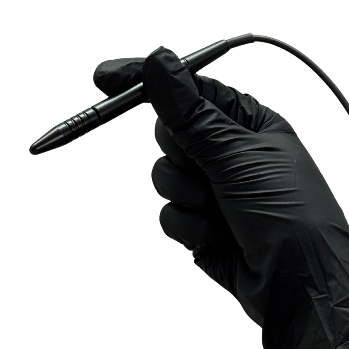 Main gants noirs tenant le stylet Épilise thermolyse professionnelle